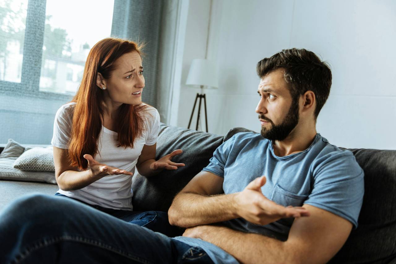 Couple talking on a psychologist's couch